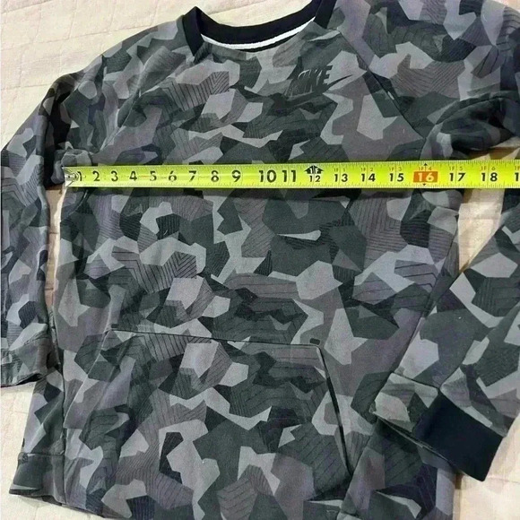 Boys Nike digital camo gray nike crewneck size large - Picture 5 of 8